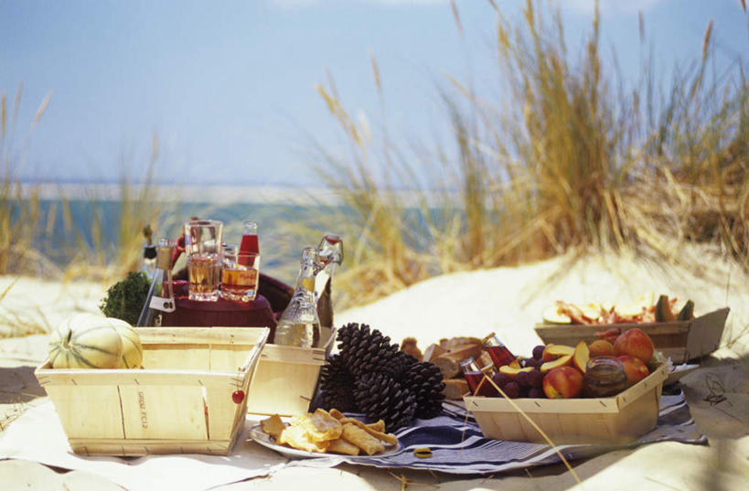 无人,横图,室外,白天,正面,海浪,海洋,沙滩,植物,水果,阴影,花纹,枯萎,新鲜,光线,木制,布,木盒,沙子,图案,影子,海岸,浪花,水平线,辽阔,生食,食品,枯草,果实,海平线,沙地,布纹,玻璃制品,酒瓶,草,食物,黄色,蓝色,蓝天,天空,阳光,海水,玻璃瓶,木制品,瓶子,容器,天,广阔,有机食品,绿色食品,晴朗,储藏,一望无际,布匹,储存,海景,万里无云,无边无际,一马平川,大海,风浪,海,海水的波动,海滩,近岸浪,涌浪,晴空,晴空万里,彩图,水天相接,水天一线,贮存