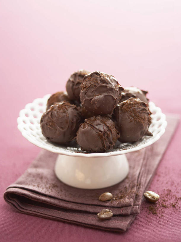 咖啡,无人,竖图,俯视,室内,特写,白天,植物,桌面,桌子,豆,餐具,一堆,许多,阴影,堆叠,堆积,反射,木制,布料,碟子,盘,影子,豆类,豆子,食品,糖,糖果,甜点,甜品,松露,很多,布纹,三颗,桌布,食物,一个,盘子,餐巾,木制品,碟,台布,咖啡豆,甜食,巧克力,摄影,影棚,单个,朱古力,黑巧克力,堆,豆科,咖啡因,彩图,高角度拍摄,影棚拍摄,拍摄