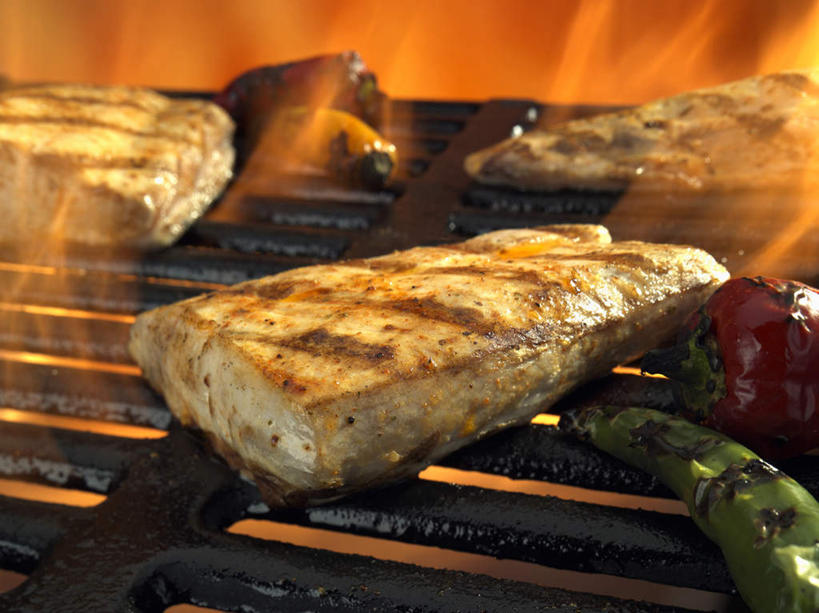 无人,横图,俯视,室内,特写,白天,烧烤,热情,蔬菜,西红柿,火,阴影,朦胧,模糊,新鲜,光线,鱼,火焰,影子,青椒,肉,鱼肉,食品,烤架,烤肉,燃烧,肉类,鱼类,海洋生物,食物,红色,铁架,有机食品,绿色食品,水生动物,水生物,肉食,海底动物,旗鱼,大椒,菜椒,芭蕉鱼,樱桃番茄,甜椒,柿子椒,圣女果,番茄,灯笼椒,彩图,高角度拍摄