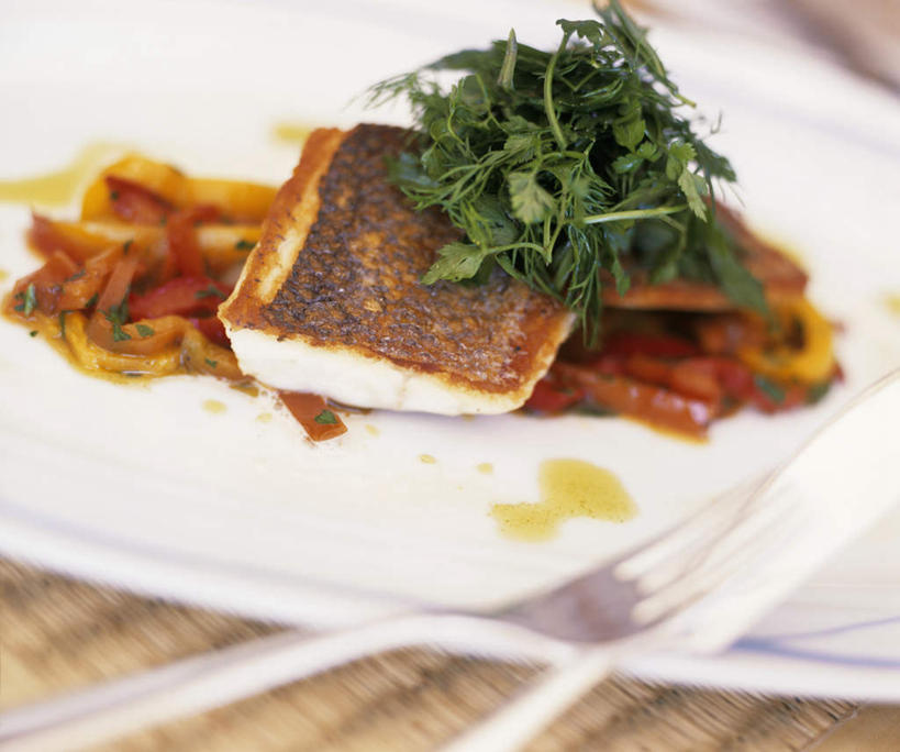 无人,横图,俯视,室内,特写,白天,烹饪,西餐,餐桌,桌子,辣椒,蔬菜,餐具,金属制品,一堆,许多,阴影,堆积,朦胧,模糊,新鲜,光线,金属,鱼,叉子,刀叉,刀子,碟子,盘,影子,调料,酱料,酱汁,肉,鱼肉,佐料,料理,食品,调味品,调味料,酱,菜肴,美食,肉类,鱼类,海洋生物,食物,一个,盘子,碟,西式,佳肴,有机食品,绿色食品,单个,餐台,堆,水生动物,餐刀,水生物,肉食,彩椒,海底动物,餐叉,辣角,红海椒,大椒,辣虎,广椒,安康鱼,蛤蟆鱼,老头鱼,结巴鱼,丑婆,鮟鱇,鮟鱇鱼,哈蟆鱼,海哈蟆,琵琶鱼,深海鮟鱇,深海鮟鱇鱼,深海钓鱼者,进餐用具,甜椒,柿子椒,辣子,海椒,番椒,灯笼椒,彩图,高角度拍摄