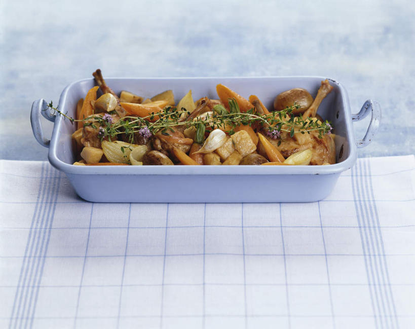 无人,横图,俯视,室内,特写,白天,萝卜,胡萝卜,蔬菜,蒜,许多,阴影,新鲜,光线,布料,影子,陶瓷,肉,食品,陶瓷制品,很多,蒜头,布纹,肉类,桌布,食物,一个,餐巾,容器,台布,碗,摄影,有机食品,绿色食品,影棚,单个,储藏,储存,肉食,兔肉,胡蒜,肉干,兔肉干,红萝卜,甘荀,大蒜,彩图,高角度拍摄,影棚拍摄,拍摄,贮存