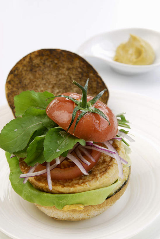 点心,面包,无人,竖图,俯视,室内,特写,白天,烹饪,西餐,农作物,餐桌,桌子,蔬菜,西红柿,洋葱,餐具,切开,阴影,新鲜,光线,碟子,盘,影子,生菜,莴苣,谷物,汉堡,料理,食品,面点,菜肴,美食,食物,糕点,一个,盘子,碟,快餐,切,西式,摄影,佳肴,有机食品,绿色食品,影棚,单个,餐台,剖面,西式快餐,垃圾食品,切面,春菜,鹅仔菜,莴仔菜,千金菜,粢米,叶用莴苣,奶油生菜,稷,稷米,糜子米,圆葱,洋葱头,球葱,番茄,彩图,高角度拍摄,影棚拍摄,拍摄