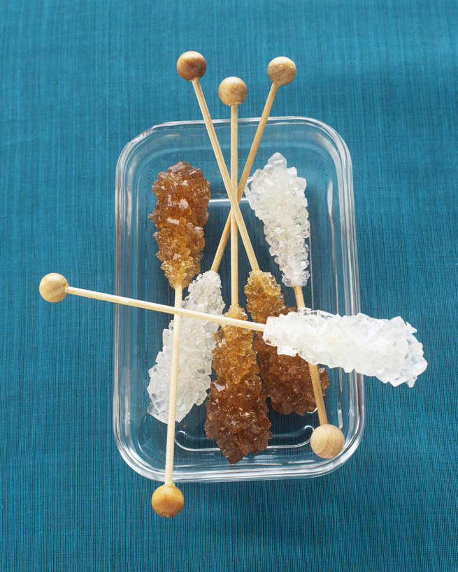 无人,竖图,俯视,室内,特写,白天,餐具,玻璃,一堆,许多,阴影,堆叠,堆积,光线,碟子,盘,影子,食品,糖,糖果,甜点,甜品,很多,玻璃制品,食物,一个,盘子,碟,甜食,摄影,影棚,单个,堆,木棍,硬糖,拐杖糖,彩图,高角度拍摄,影棚拍摄,拍摄