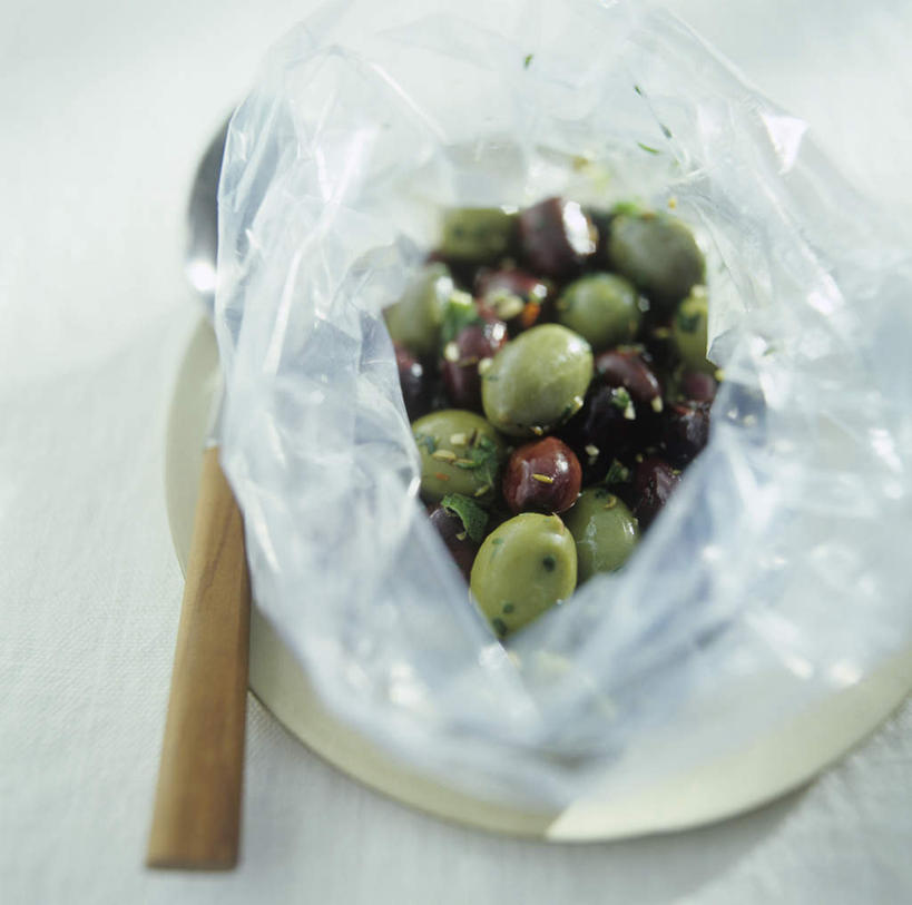 无人,横图,俯视,室内,特写,白天,橄榄,蔬菜,餐具,袋子,一堆,许多,阴影,堆叠,堆积,新鲜,光线,碟子,盘,影子,塑料,食品,很多,食物,一个,盘子,塑料制品,碟,摄影,有机食品,绿色食品,影棚,单个,堆,黑橄榄,塑封,乌橄榄,乌榄,油橄榄,青果,白榄,彩图,高角度拍摄,影棚拍摄,拍摄,密封袋,塑封袋