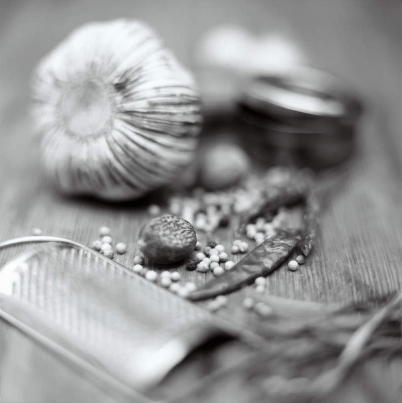 无人,竖图,俯视,黑白,室内,特写,白天,餐桌,桌子,辣椒,蔬菜,蒜,阴影,朦胧,模糊,新鲜,光线,影子,调味,香料,佐料,食品,蒜头,食物,有机食品,绿色食品,餐台,配料,辣角,红海椒,大椒,辣虎,广椒,作料,胡蒜,辣子,红辣椒,海椒,番椒,大蒜,高角度拍摄