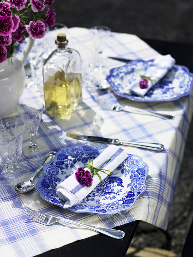 无人,竖图,俯视,室外,特写,白天,纯洁,桌面,桌子,餐具,花瓶,阴影,装饰,盛开,光线,木制,布料,叉子,刀叉,刀子,碟子,罐子,盘,影子,勺子,陶瓷,陶瓷制品,花蕾,布纹,玻璃制品,桌布,花,花瓣,花朵,鲜花,一个,阳光,盘子,玻璃瓶,餐巾,木制品,瓶子,调羹,碟,台布,汤匙,花苞,花蕊,单个,华丽,修饰,点缀,餐刀,餐叉,衬托,美观,雅致,雅观,常夏石竹,羽裂石竹,地被石竹,才能,大胆,石竹,进餐用具,彩图,高角度拍摄