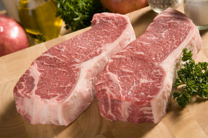 无人,横图,俯视,室内,特写,白天,餐桌,桌子,叶子,两块,切开,阴影,装饰,光线,影子,肉,牛排,牛肉,绿叶,肉类,红色,切,嫩叶,餐台,华丽,修饰,点缀,配菜,剖面,肉食,切面,衬托,美观,雅致,雅观,叶,叶片,彩图,高角度拍摄