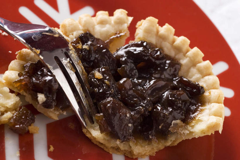 点心,无人,横图,俯视,室内,特写,白天,下午茶,餐桌,桌子,餐具,金属制品,一堆,一块,许多,阴影,堆叠,堆积,朦胧,模糊,光线,金属,叉子,碟子,盘,影子,食品,蛋挞,食物,糕点,一个,红色,盘子,碟,果酱,单个,餐台,堆,餐叉,馅料,果子酱,蛋塔,进餐用具,彩图,高角度拍摄