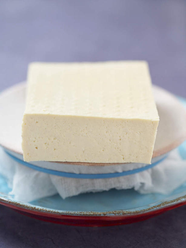 豆腐,无人,竖图,俯视,室内,特写,白天,桌面,桌子,餐具,一块,阴影,朦胧,模糊,光线,木制,碟子,盘,影子,一个,盘子,木制品,碟,单个,豆制品,彩图,高角度拍摄