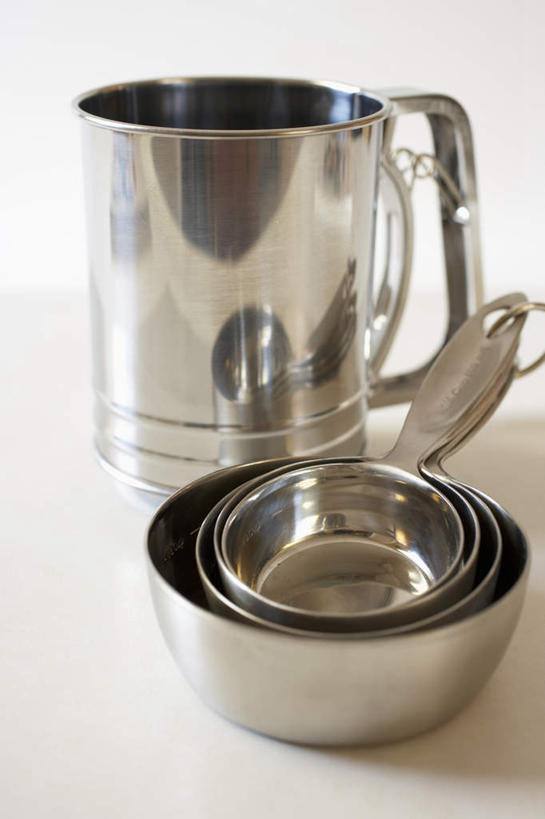 无人,竖图,俯视,室内,特写,白天,餐桌,桌子,静物,金属制品,阴影,朦胧,模糊,光线,测量,金属,壶,影子,勺子,墙,墙壁,墙面,水壶,白色,茶壶,容器,调羹,汤匙,碗,餐台,储藏,丈量,彩图,高角度拍摄,贮存