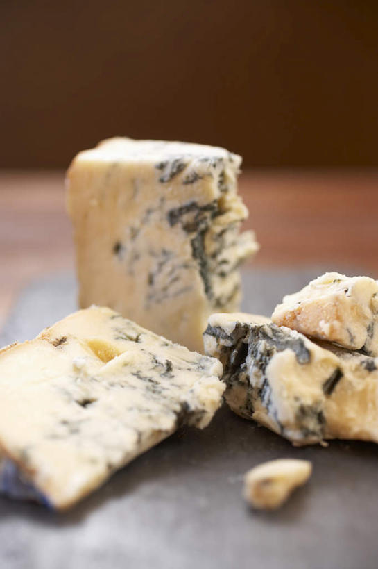 奶酪,无人,竖图,俯视,室内,特写,白天,餐桌,桌子,阴影,光线,影子,干酪,起司,案板,芝士,营养,砧板,蓝色,乳酪,餐台,乳制品,发酵,蓝纹奶酪,斯提耳顿干酪,彩图,高角度拍摄