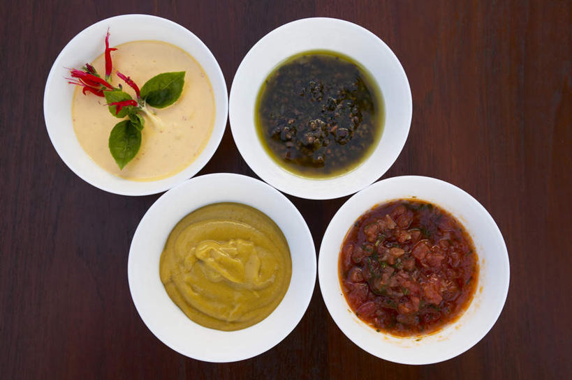 芥末,无人,横图,俯视,室内,特写,白天,植物,桌面,桌子,芒果,蔬菜,蒜,水果,一排,阴影,新鲜,整齐,并列,并排,光线,木制,影子,陶瓷,香料,食品,草药,陶瓷制品,中药,食物,排列,木制品,容器,碗,果酱,香草,四个,有机食品,绿色食品,储藏,罗勒,储存,队列,紫苏,药材,中草药,平行,山葵,九层塔,圣约瑟夫草,甜罗勒,兰香,中药材,本草,泽山葵,溪山葵,芥子末,山嵛菜,芥辣粉,哇沙比,辣根,果子酱,芳香植物,望果,蜜望,檬果,闷果,漭果,杧果,庵波罗果,小蒜,大蒜,彩图,高角度拍摄,贮存