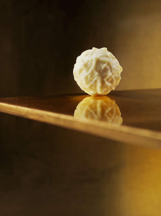 无人,竖图,俯视,室内,特写,白天,桌面,桌子,阴影,光线,木制,影子,食品,糖,糖果,甜点,甜品,白巧克力,食物,一个,木制品,甜食,巧克力,单个,朱古力,彩图,高角度拍摄