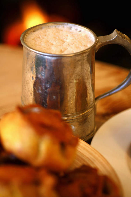 点心,啤酒,无人,竖图,俯视,室内,特写,白天,下午茶,桌面,桌子,杯子,一堆,许多,阴影,堆叠,堆积,朦胧,模糊,光线,木制,影子,陶瓷,食品,陶瓷制品,酒类,很多,酒,食物,糕点,饮料,一个,马克杯,木制品,水杯,单个,堆,石蜡,洋蜡,白蜡,彩图,高角度拍摄,蛋糕