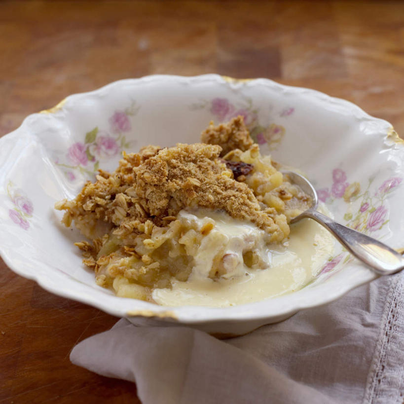 点心,面包,无人,横图,俯视,室内,特写,白天,餐桌,桌子,苹果,水果,阴影,新鲜,光线,影子,勺子,陶瓷,蛋,鸡蛋,生食,食品,面点,甜点,甜品,果实,陶瓷制品,食物,糕点,一个,容器,调羹,汤匙,碗,甜食,奶油,有机食品,绿色食品,单个,餐台,储藏,乳制品,储存,卵,蛋羹,激凌,克林姆,淇淋,彩图,高角度拍摄,贮存