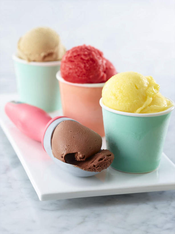 无人,竖图,俯视,室内,特写,白天,餐桌,桌子,杯子,餐具,一排,阴影,朦胧,模糊,整齐,光线,碟子,盘,影子,冰激凌,清凉,排列,三个,一个,白色,盘子,水杯,碟,冷饮,四个,舒服,冰淇淋,单个,餐台,解暑,队列,解渴,雪糕,舒爽,冰糕,消暑,冰激凌勺,茶杯,彩图,高角度拍摄