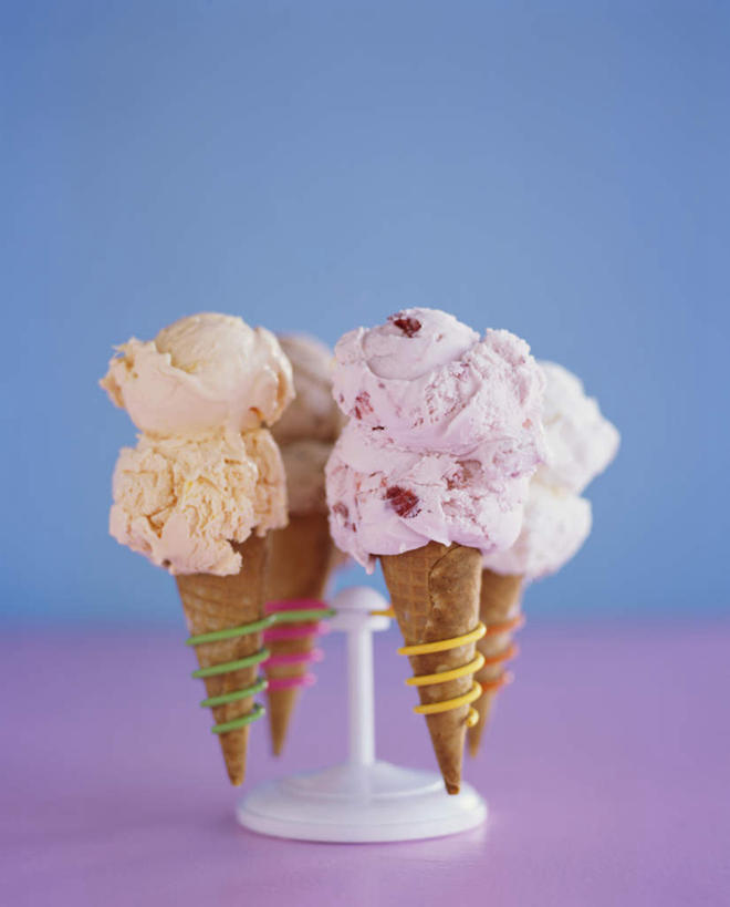 无人,竖图,俯视,室内,特写,白天,餐桌,桌子,阴影,光线,影子,支架,塑料,冰激凌,清凉,一个,塑料制品,冷饮,四个,舒服,冰淇淋,蛋筒,单个,餐台,解暑,解渴,雪糕,华夫饼,舒爽,格子饼,华夫,格仔饼,压花蛋饼,冰糕,消暑,彩图,高角度拍摄