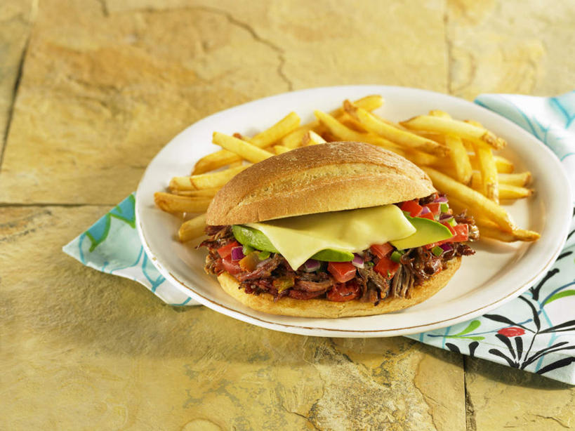 点心,面包,无人,横图,俯视,室内,特写,白天,烹饪,西餐,餐桌,桌子,蔬菜,土豆,西红柿,餐具,阴影,新鲜,光线,碟子,盘,影子,肉,牛肉,三明治,料理,食品,面点,薯条,菜肴,美食,肉类,食物,糕点,一个,盘子,碟,快餐,酪梨,鳄梨,西式,佳肴,有机食品,绿色食品,单个,餐台,油梨,肉食,西式快餐,垃圾食品,三文治,樟梨,馍馍蛋,牛油果,洋芋,山药蛋,马铃薯,番茄,彩图,高角度拍摄