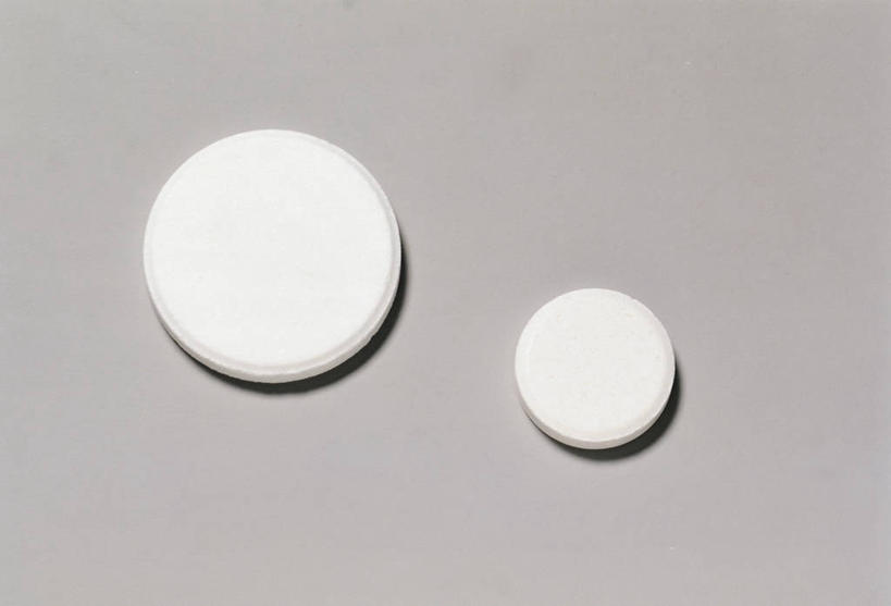 无人,横图,俯视,特写,留白,药,灰色背景,药丸,两个,灰色,医疗用品,摄影,简单,反差,比例,彩图,高角度拍摄,影棚拍摄