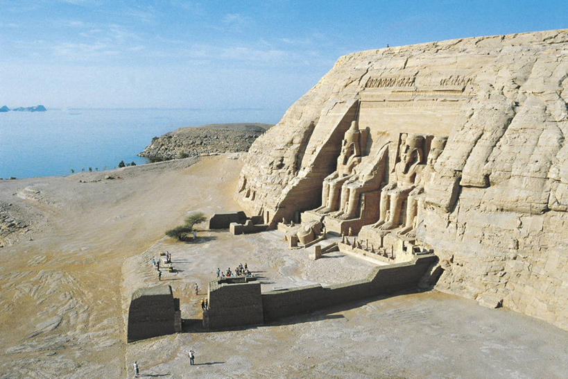 无人,坐,横图,俯视,室外,白天,湖,沙漠,建筑,雕塑,埃及,标志,符号,水平线,宏伟,历史,破坏,标识,破损,废墟,地标建筑,摄影,宗教,损坏,考古学,中东,法老,万里无云,性别符号,古埃及文明,古代文明,拉美西斯二世大神殿,美术工艺,彩图,高角度拍摄,男性符号,过去