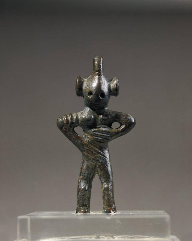 无人,竖图,灰色背景,古代,一个,灰色,摄影,单个,青铜,古代文明,项坠,美术工艺,彩图,影棚拍摄,过去