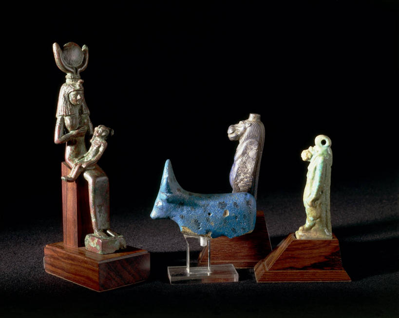 无人,家庭,母亲,坐,横图,特写,建筑,雕塑,黑色背景,神话,哺乳,雕像,头饰,拿着,文化,古代,四个,温暖,温馨,一家人,摄影,和睦,传说,守护神,古埃及文明,古代文明,荷鲁斯,项坠,法老守护神,母性之神,生育之神,埃及神话,伊希斯,女性,野牛,彩图,影棚拍摄,神,融洽,传统文化