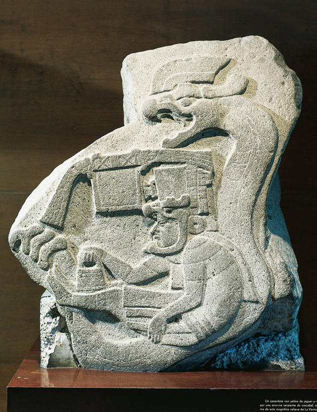 无人,坐,竖图,特写,侧面,石头,雕塑,黑色背景,艺术,装饰,蛇,标志,雕刻,雕像,符号,石子,历史,标识,石雕,古代,一个,工艺品,摄影,单个,纪念,美术,主题,手艺,陈列,火山岩,功能,美学,性别符号,古代文明,奥尔梅克巨石头像,玄武岩,美术工艺,石块,岩石,神父,彩图,影棚拍摄,浅浮雕,男性符号,过去