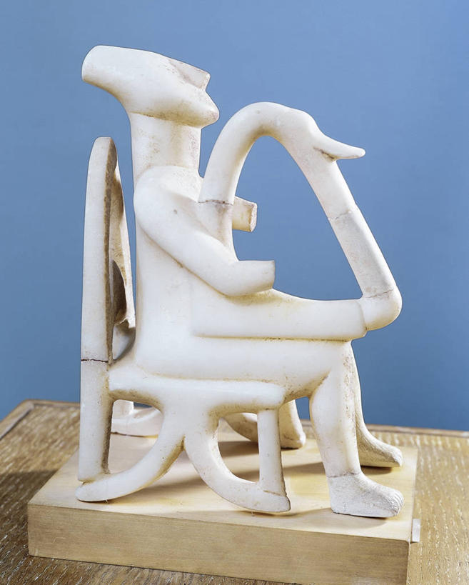 无人,坐,竖图,侧面,雕塑,表演,蓝色背景,雕像,大理石,乐器,音乐,拿着,历史,古代,一个,摄影,单个,音乐人,七弦琴,古希腊,古代文明,彩图,影棚拍摄,过去