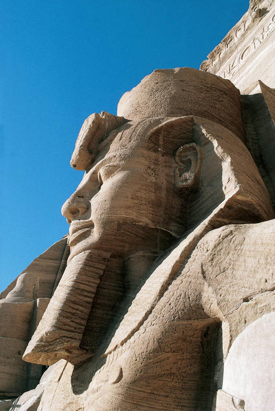 无人,寺庙,竖图,室外,特写,白天,仰视,城市,建筑,雕塑,非洲,埃及,苏丹,标志,雕像,符号,头饰,历史,标识,古代,地标建筑,摄影,宗教,巨大,庞大,考古学,中东,法老,宗教建筑,北非,首府,阿拉伯埃及共和国,金字塔之国,棉花之国,阿斯旺,阿斯旺省,阿非利加洲,性别符号,宏大,硕大,伟大,古埃及文明,古代文明,拉美西斯二世大神殿,苏丹共和国,努比亚,库赖迈,彩图,低角度拍摄,旅行,努比亚文物遗址,努比亚遗址,男性符号,过去