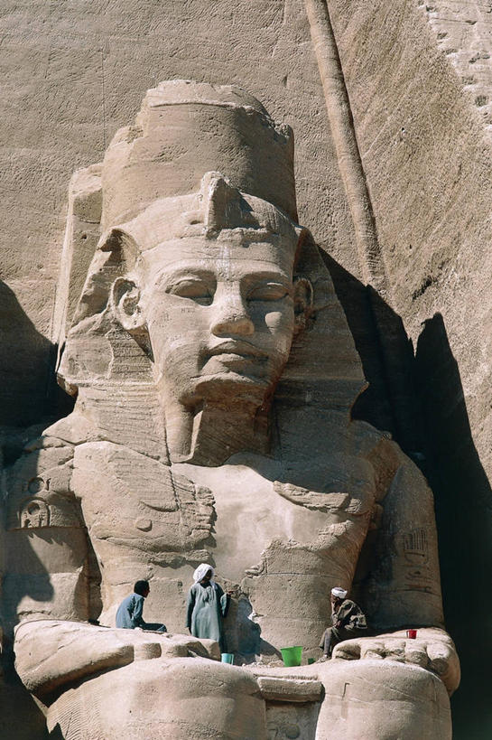 成年人,三个人,站,坐,竖图,室外,白天,城市,雕塑,日光,非洲,埃及,苏丹,标志,雕像,符号,历史,标识,废墟,地标建筑,摄影,宗教,部分,考古学,中东,法老,北非,首府,阿拉伯埃及共和国,金字塔之国,棉花之国,阿斯旺,阿斯旺省,阿非利加洲,性别符号,古埃及文明,古代文明,拉美西斯二世大神殿,苏丹共和国,沙岩,美术工艺,努比亚,库赖迈,彩图,传统服装,努比亚文物遗址,努比亚遗址,男性符号,过去