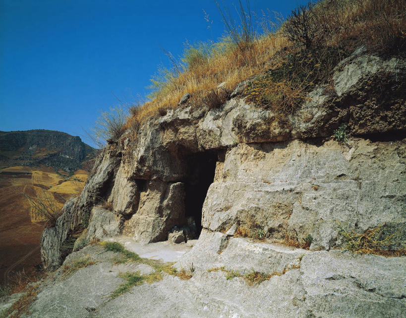 无人,横图,室外,白天,意大利,洞,草,摄影,坟墓,西西里,万里无云,古代文明,阿格利真托,史前时代,岩石,彩图