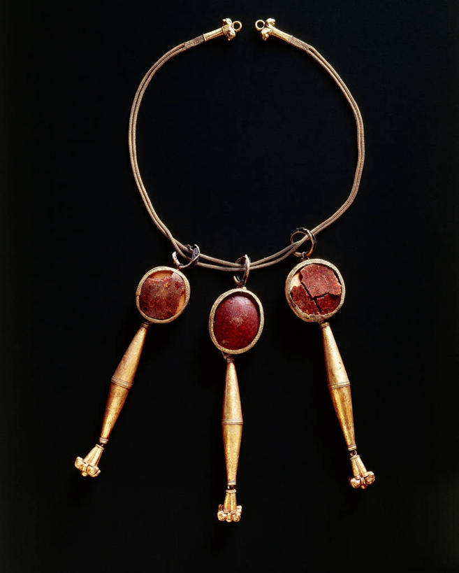 无人,竖图,项链,珠宝,黑色背景,琥珀,黄金,一个,财富,摄影,单个,华贵,古代文明,彩图,影棚拍摄