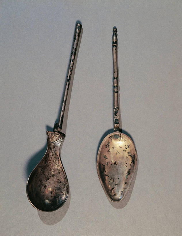 无人,竖图,米色背景,并排,古罗马,两个,汤匙,摄影,简单,古代文明,彩图,影棚拍摄