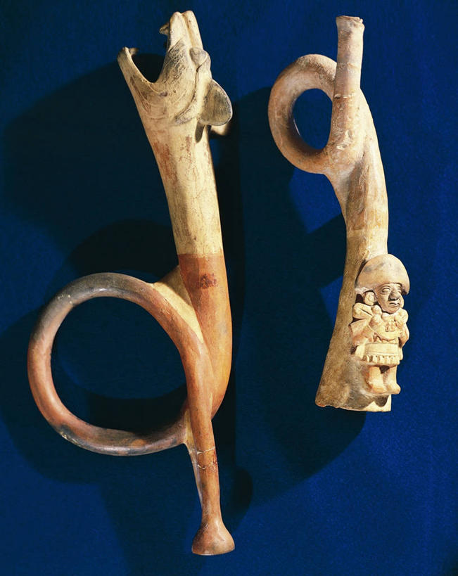 无人,竖图,特写,秘鲁,蓝色背景,弯曲,乐器,陶瓷制品,小号,音乐,两个,摄影,美术工艺,彩图,影棚拍摄