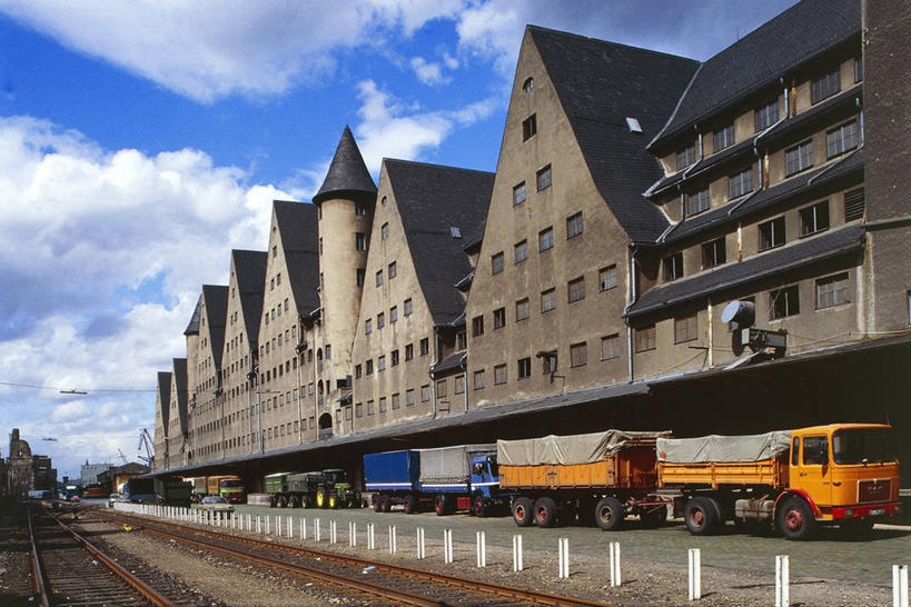 无人,码头,横图,室外,白天,仰视,港口,建筑,路,铁路,德国,一排,整齐,轨道,交通,铁轨,排列,地标建筑,运输,摄影,输送,队列,货运,德国文化,科隆,彩图,低角度拍摄,摆渡口,埠头,渡口,渡头,港湾,海港,货运码头,口岸,商港,过去