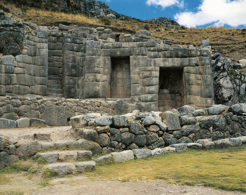 无人,横图,室外,白天,门,建筑,秘鲁,云,梯形,石墙,废墟,草,天空,南美,摄影,考古学,南美洲,拉丁美洲,美洲,秘鲁共和国,库斯科,首府,亚美利加洲,南亚美利加洲,玉米之仓,库斯科省,彩图,库斯科大区