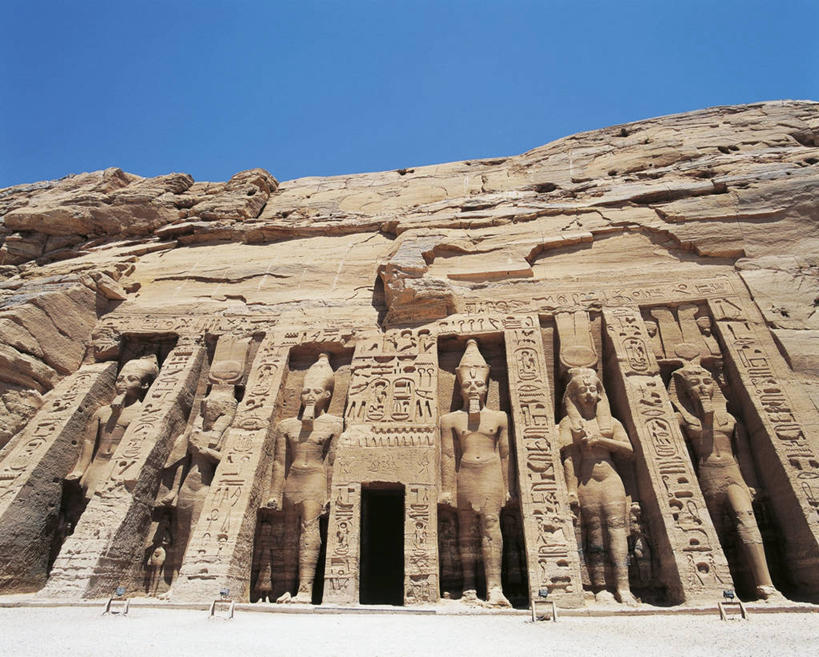 无人,横图,室外,白天,仰视,城市,雕塑,非洲,埃及,苏丹,标志,雕像,符号,标识,地标建筑,摄影,巨大,庞大,中东,象形文字,北非,万里无云,首府,埃及文化,阿拉伯埃及共和国,金字塔之国,棉花之国,阿斯旺,阿斯旺省,阿非利加洲,性别符号,宏大,硕大,伟大,苏丹共和国,美术工艺,努比亚,哈索尔神庙,库赖迈,彩图,低角度拍摄,努比亚文物遗址,努比亚遗址,男性符号