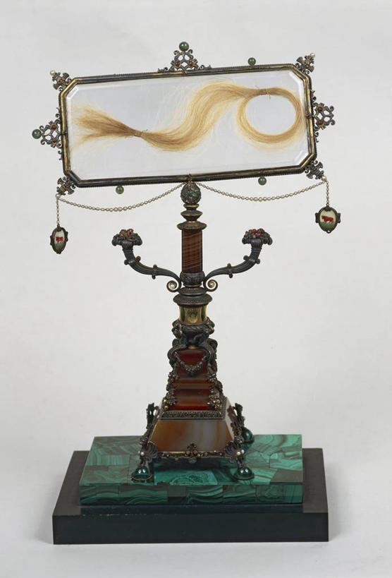 头发,无人,竖图,室内,特写,环绕,缠绕,历史,金色,摄影,部分,纠缠,底座,棺材,孔雀石,彩图,卷须