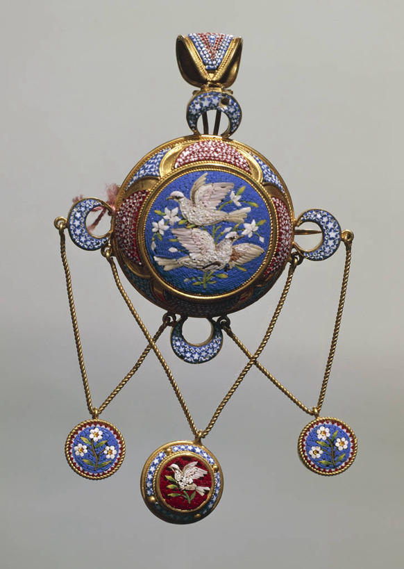 无人,竖图,珠宝,花纹,灰色背景,装饰,光线,金属,斑鸠,鸟类,图案,光芒,历史,黄金,古代,一个,灰色,财富,摄影,单个,古董,胸针,考古学,华贵,美术工艺,彩图,影棚拍摄