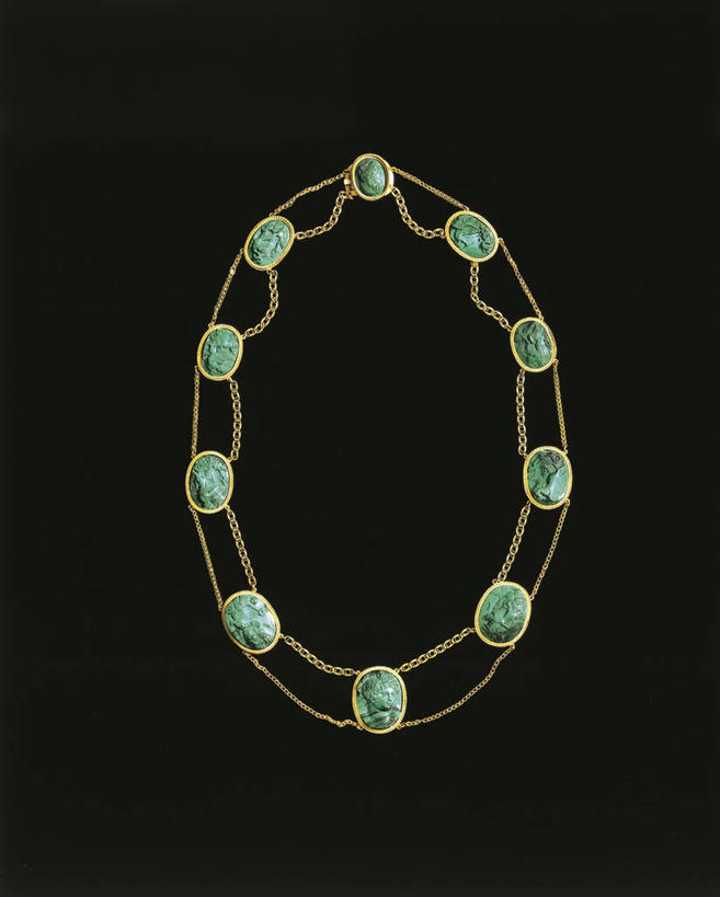 无人,竖图,俯视,项链,珠宝,黑色背景,光线,金属,光芒,历史,黄金,古代,一个,财富,摄影,单个,古董,胸针,考古学,华贵,孔雀石,美术工艺,彩图,高角度拍摄,影棚拍摄,碳酸盐矿物,浮雕宝石