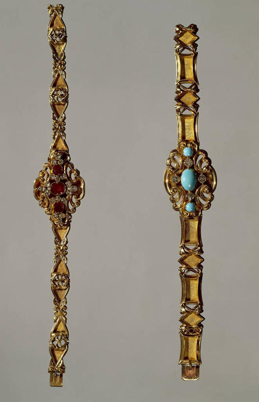 无人,横图,竖图,俯视,珐琅,珠宝,装饰,金属,历史,黄金,古代,两个,财富,摄影,手镯,多样,古董,考古学,华贵,反差,绿松石,美术工艺,石榴石,彩图,高角度拍摄,影棚拍摄