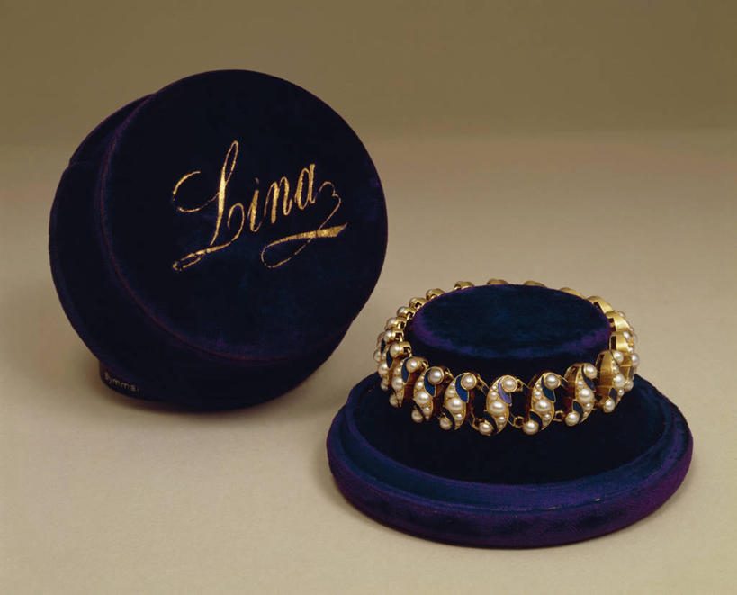 无人,横图,珐琅,珠宝,装饰,金属,珍珠,历史,首饰盒,黄金,古代,容器,财富,摄影,手镯,古董,考古学,华贵,美术工艺,彩图,影棚拍摄