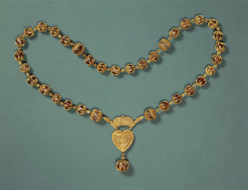 无人,横图,俯视,特写,项链,珠宝,蓝色背景,珠子,琥珀,一个,摄影,单个,18世纪,项坠,美术工艺,心型,彩图,高角度拍摄,影棚拍摄