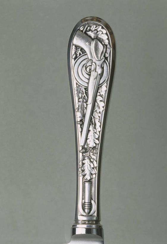 无人,竖图,全景,俯视,特写,锻炼,运动,餐具,礼物,叶子,银,灰色背景,装饰,金属,枪支,历史,一个,灰色,把手,刀,靶子,摄影,单个,古董,子弹,部分,成就,来福枪,打靶,美术工艺,体育,彩图,高角度拍摄,影棚拍摄,健身,雕刻术