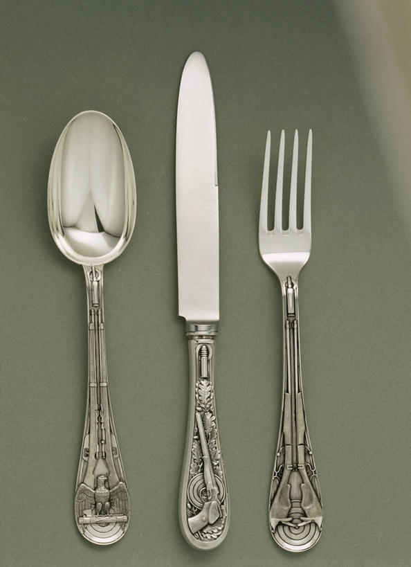 无人,竖图,俯视,锻炼,骄傲,运动,鹰,餐具,银,灰色背景,装饰,并排,光线,金属,鸟类,枪支,叉,光芒,历史,三个,灰色,把手,汤匙,刀,靶子,摄影,成就,餐刀,来福枪,打靶,盾形徽章,美术工艺,体育,彩图,高角度拍摄,影棚拍摄,健身,雕刻术