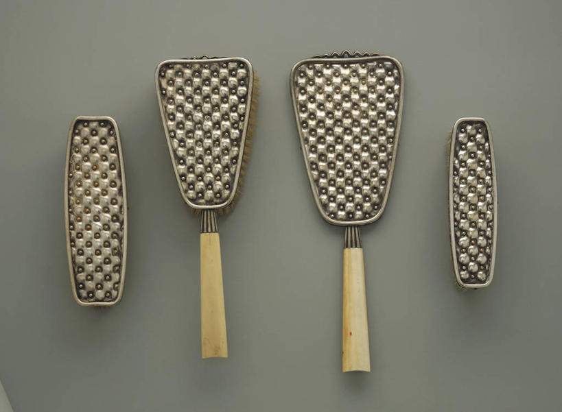 无人,横图,俯视,象牙,银,灰色背景,装饰,金属,历史,灰色,把手,四个,摄影,马桶刷,棉被,式样,美术工艺,彩图,高角度拍摄,影棚拍摄