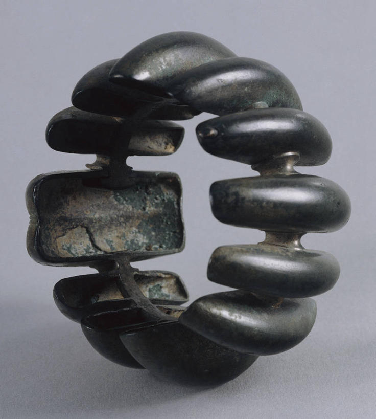 无人,竖图,特写,珠宝,灰色背景,一个,灰色,摄影,手镯,单个,青铜,古代文明,美术工艺,史前时代,彩图,影棚拍摄