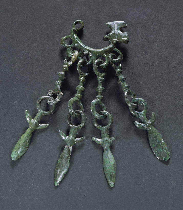 无人,竖图,特写,珠宝,粉色背景,历史,一个,人体,摄影,单个,考古学,简单,腓骨,项坠,美术工艺,彩图,影棚拍摄