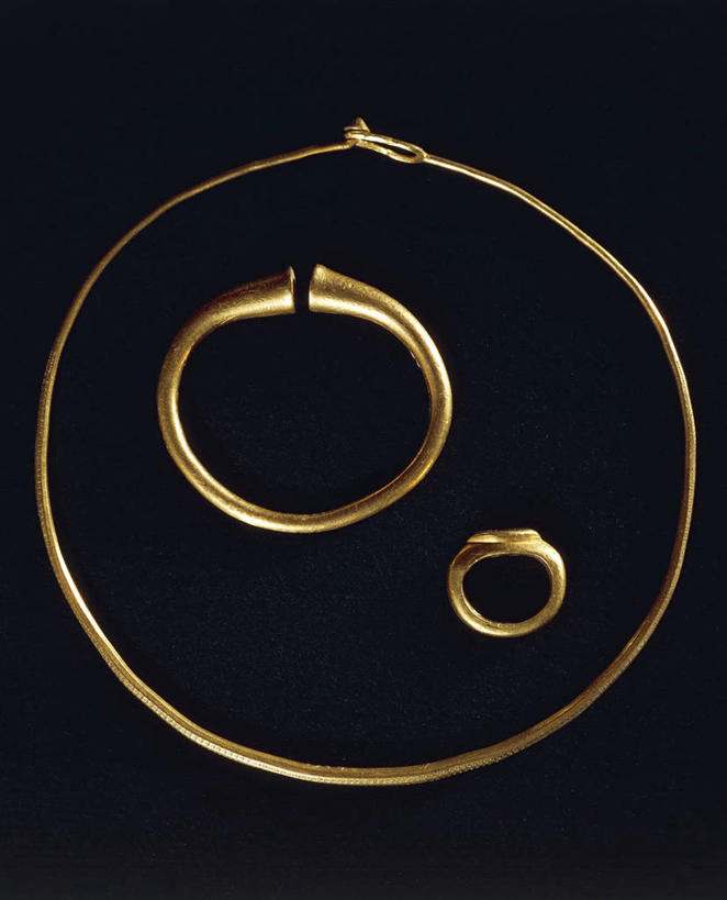 无人,竖图,特写,黑色背景,历史,三个,戒指,摄影,手镯,考古学,简单,古代文明,美术工艺,彩图,影棚拍摄