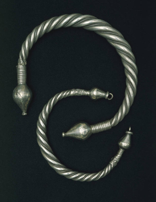 无人,横图,竖图,特写,项链,珠宝,黑色背景,曲折,弯曲,两个,摄影,手镯,蜿蜒,史前时代,彩图,影棚拍摄